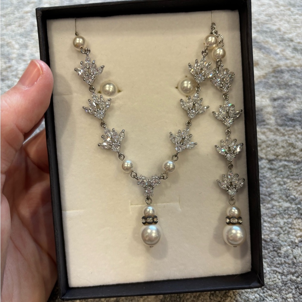 Elegant Silver and Pearl Necklace